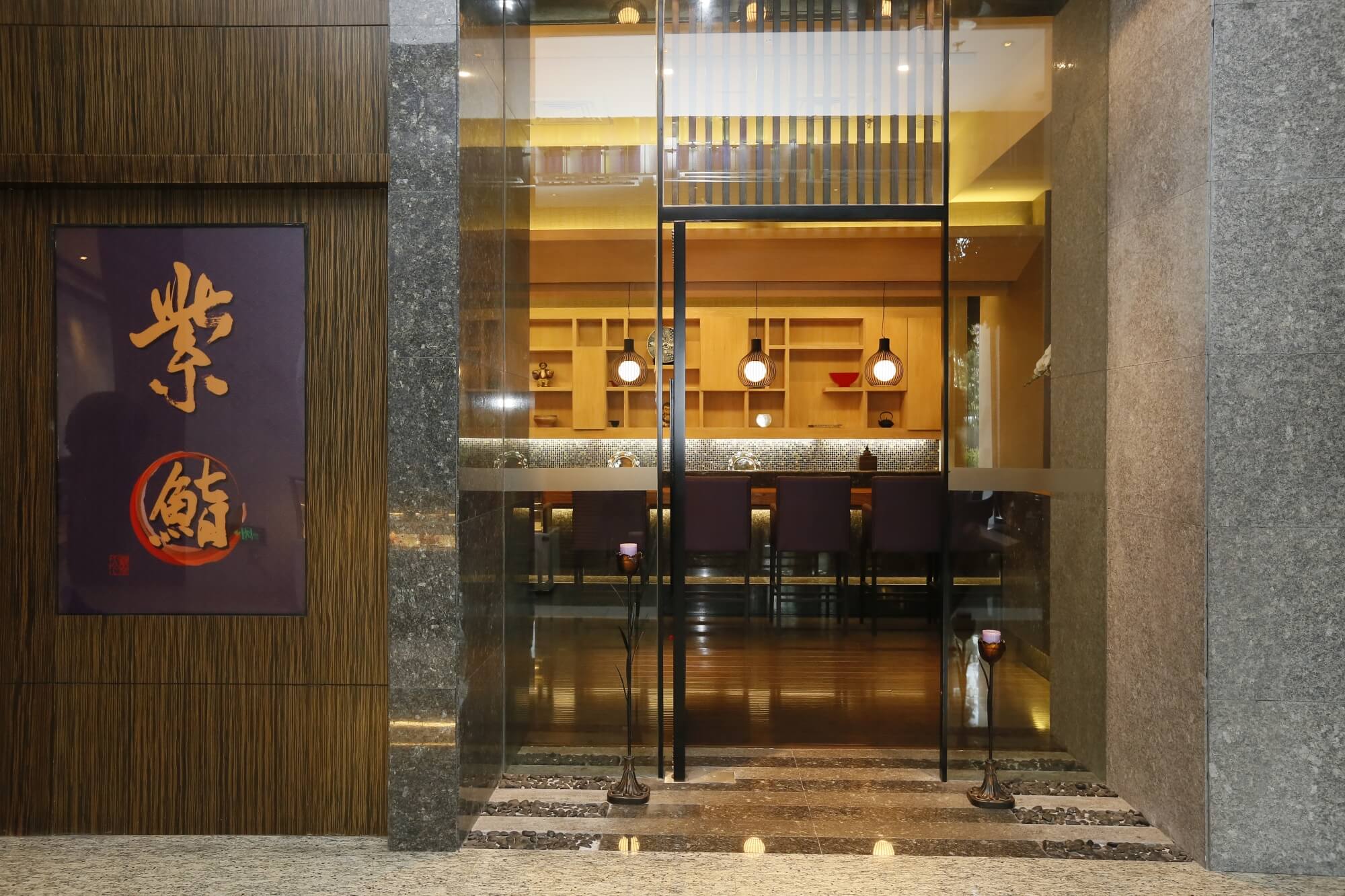 集团重金打造连锁餐饮事业，引进意大利及日本料理，以简单、美味、幸福为宗旨，提供高品质、安心健康的食物与用餐环境