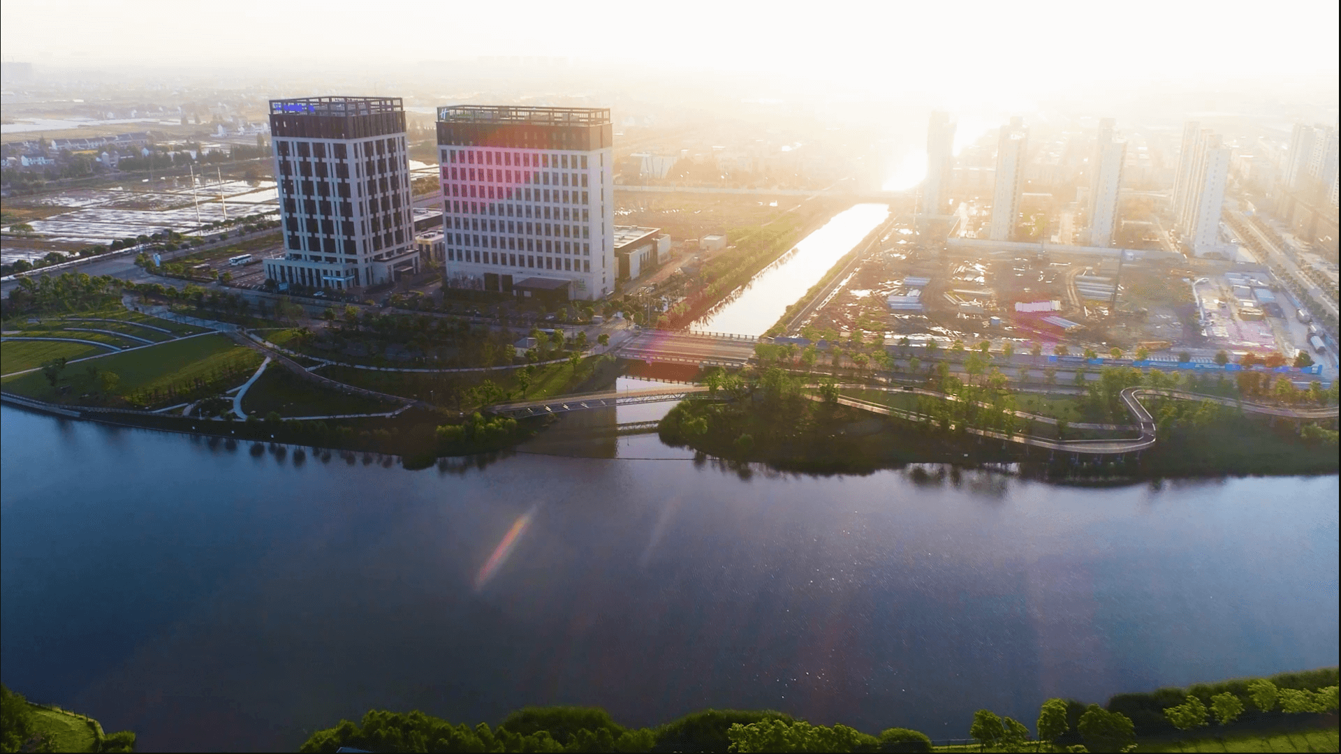 金山“竞衡88广场”项目进入开发高峰期，该项目作为集团代表性地产开发项目，颇受瞩目； 集团旗下“虹桥889创客空间”在集团与上海市台湾同胞投资企业协会的共同支持下，举办了“竞衡杯”海峡两岸青年创意空间大赛，以“空间设计”为主题，为两岸青年提供了一个一展才华、实现自我提升的广阔平台！